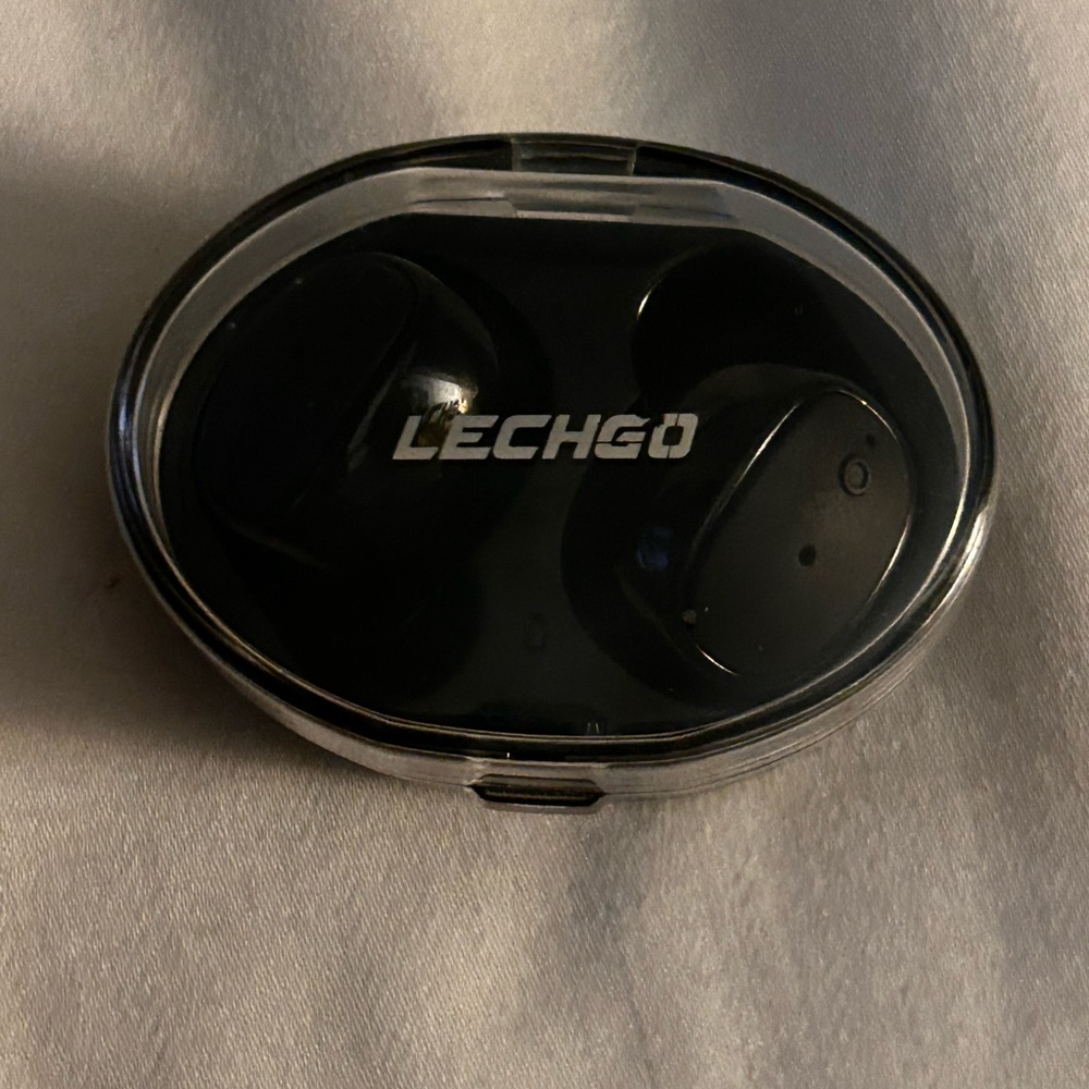 Lechgo bluetooth headphones.